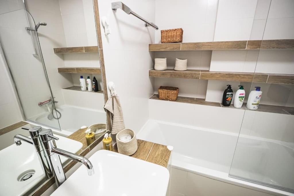 Nowoczesny 3 Pokojowy Z Dwoma Balkonami Apartament